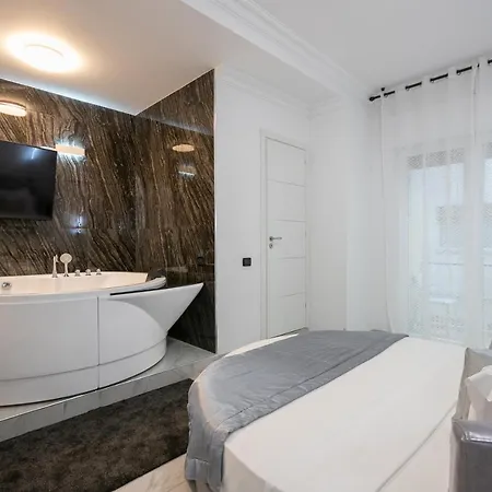 Gregorio Vii Luxury San Damaso מלון